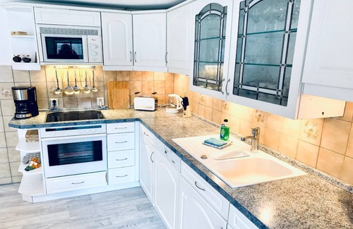 Graal Mueritz House | Kapitäns HUS - Ganzes Haus nur 300m zum Strand mit Infrarotsauna, Großer Garten, Kamin, Whirlpool -