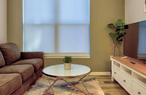 DeBaliviere Place Apartment | Kasa | 1BD, Work From Home | Forest Park