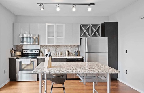 South Side Flats Apartment | Kasa | Spacious 3 Bedroom with Amenity Access | Pittsburgh