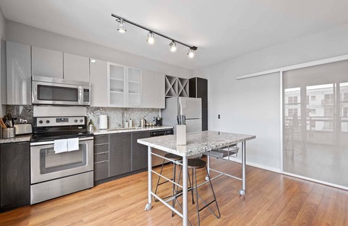 South Side Flats Apartment | Kasa | Spacious 3 Bedroom with Amenity Access | Pittsburgh