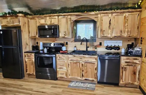 Russellville Cabin | Keehn's Hideaway-Hot tub/King bed/Horses/Secluded/Getaway!