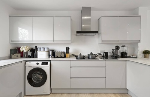 Sittingbourne House | Kent Gem | New Build | Sleeps 7 | Free Parking