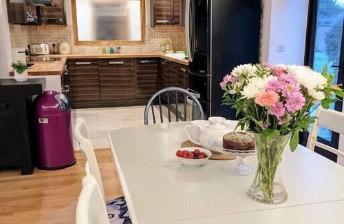 Waltham House | Kent Pool Cottage ~ Private Indoor Heated Pool All Year ~ Netflix ~ PS4