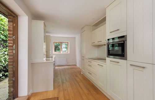 Etchinghill House | Kentwood Manor- Country retreat with Pool and Pool house