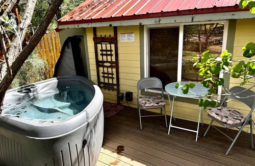 Moab Cottage | Kenzie's Tiny Cottage- Prvt Hot Tub & Rain shower
