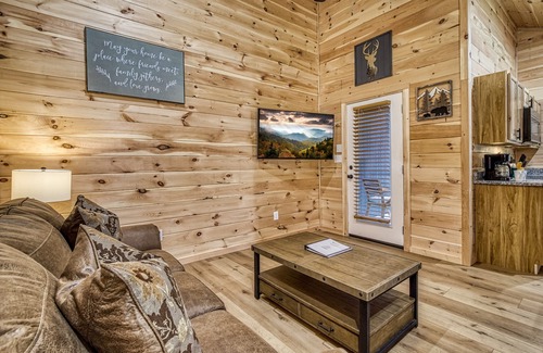 Cosby Cottage | Kerri's Cottage, Pickleball Court, Creek, WIFI, Mountain Views, No Cleaning Fee