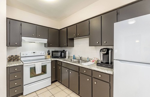 Tarpon Springs Apartment | Key West Charm in Tarpon Springs!