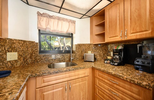 Marathon Villa | KG Arrive any day, pool on beach, full Kitchen, W/D, Parking, Docks, balcony,