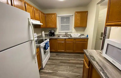 Greensboro House | king and Queen 2-bedroom townhome near downtown Greensboro with WiFi, AC