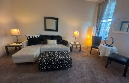 Downtown Greensboro House | King bdrm in brilliant downtown Greensboro-few min, walk to food & entertainment