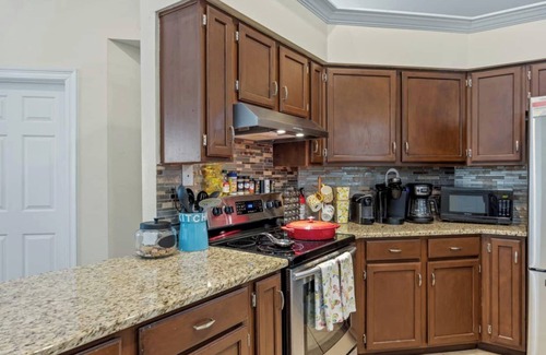 Tallahassee House | King Bed- 10 Guests- Dogs-fenced yrd-deck