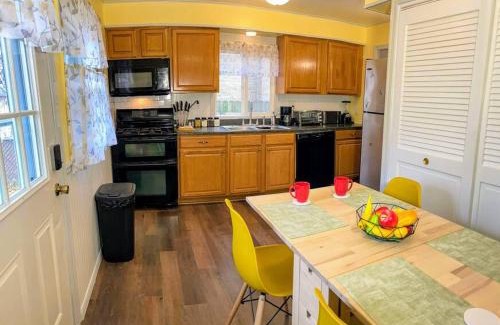 Waukegan Apartment | *King bed/3bds house Near Naval Base & 6Flags*