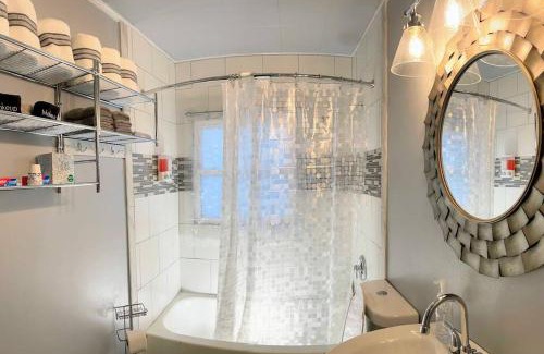 Waukegan Apartment | *King bed/3bds house Near Naval Base & 6Flags*