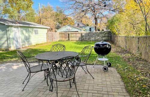 Waukegan Apartment | *King bed/3bds house Near Naval Base & 6Flags*