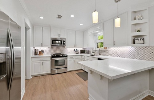 Camelot House | King Bed, 85 inch TV, 4Bd, Close to Campus, Perfect for Families