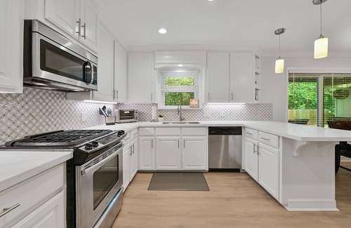 Camelot House | King Bed, 85 inch TV, 4Bd, Close to Campus, Perfect for Families