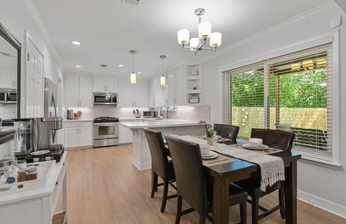 Camelot House | King Bed, 85 inch TV, 4Bd, Close to Campus, Perfect for Families