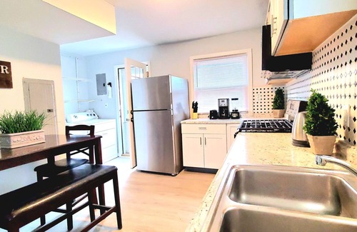 Cleveland House | KING BED and 2 FULL BATHS, FULLY FENCED YARD AND CLOSE TO HIGHWAY