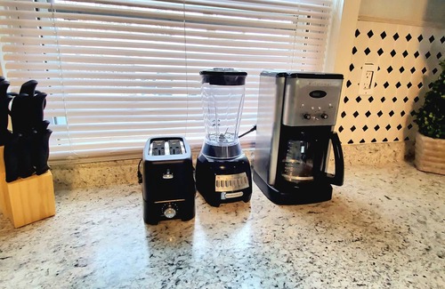 Cleveland House | KING BED and 2 FULL BATHS, FULLY FENCED YARD AND CLOSE TO HIGHWAY