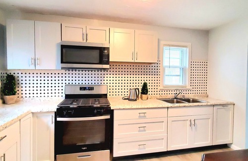 Cleveland House | KING BED and 2 FULL BATHS, FULLY FENCED YARD AND CLOSE TO HIGHWAY