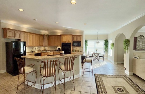 Cordova House | KING BED and GYM Luxury Oasis in Cozy Cove