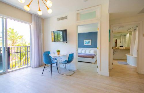 South Beach Apartment | King Bed-Apt with Rooftop Pool-Bar D303