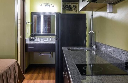 Selma Hotel | King Bed Efficiency Non-Smoking at Royal Extended Stay Hotel Selma I-95