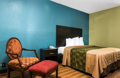 Selma Hotel | King Bed Efficiency Non-Smoking at Royal Extended Stay Hotel Selma I-95