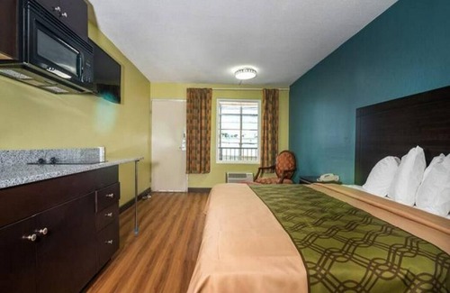 Selma Hotel | King Bed Efficiency Non-Smoking at Royal Extended Stay Hotel Selma I-95