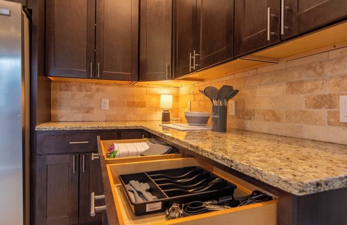 Merion Village House | King Bed Free Parking Walk to Schiller Park Private Backyard