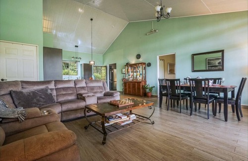 Nueva California House | King bed & hot tub in cloud forest mountains