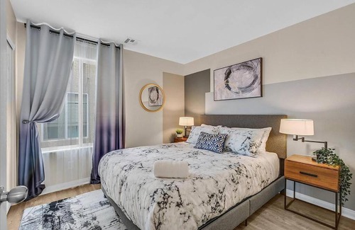 Las Vegas House | King bed in Master Suite!