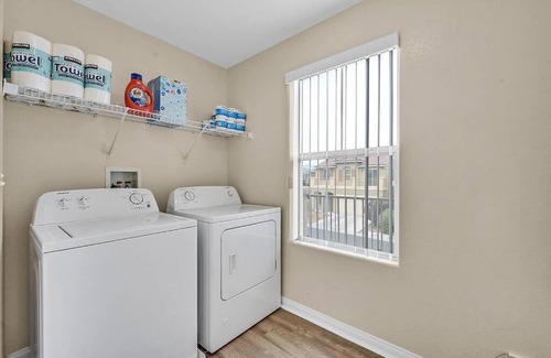 Las Vegas House | King bed in Master Suite!