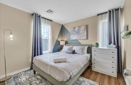 Las Vegas House | King bed in Master Suite!