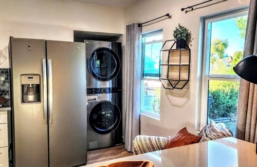 Compton House | 🌊King bed - near SoFi and LAX - free onsite parking