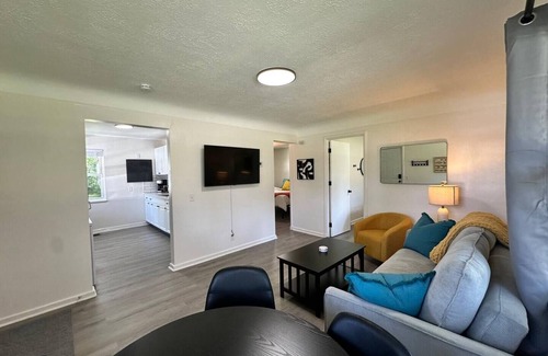 Berea House | KING bed, Pet Friendly, Modern Retreat, CLE-BW