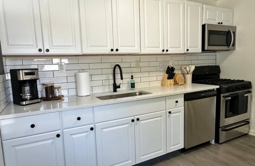 Berea House | KING bed, Pet Friendly, Modern Retreat, CLE-BW