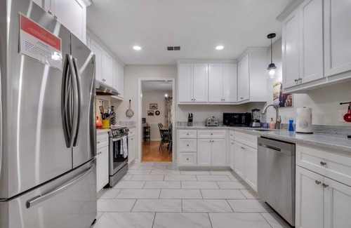 Tallahassee House | King Bed-Pets -Quiet-Huge fence Yrd