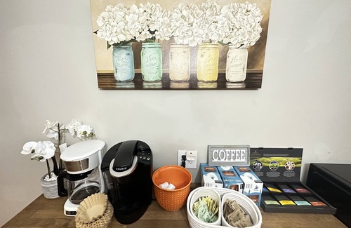 Roswell Apartment | KING bed! Quiet & Cozy, Updated, Patio porch & fenced yard for pups!