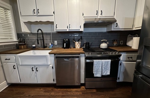 Roswell Apartment | KING bed! Quiet & Cozy, Updated, Patio porch & fenced yard for pups!