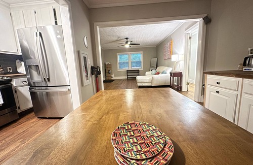 Roswell Apartment | KING bed! Quiet & Cozy, Updated, Patio porch & fenced yard for pups!