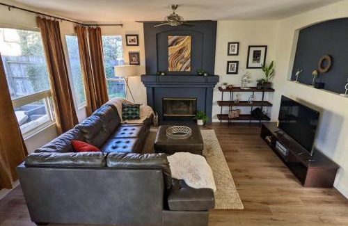 Roseville House | King Bed Quiet Home on Cul-de-Sac Hiking Trails