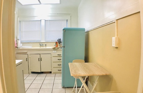 Oleander - Sunset Apartment | King Bed/Sleeps 4/Furnished Private APT/In-Unit Washer Dryer/Smart HDTV