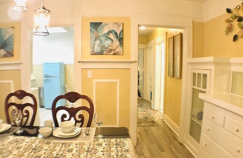 Oleander - Sunset Apartment | King Bed/Sleeps 4/Furnished Private APT/In-Unit Washer Dryer/Smart HDTV