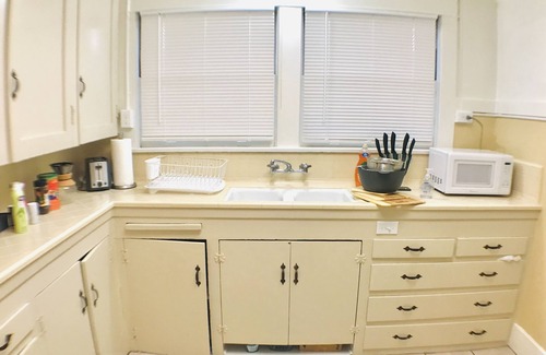 Oleander - Sunset Apartment | King Bed/Sleeps 4/Furnished Private APT/In-Unit Washer Dryer/Smart HDTV