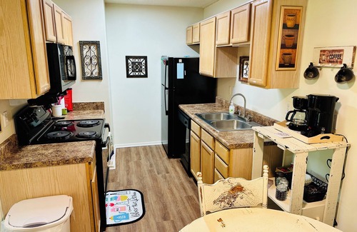 Hernando Apartment | KING BED W/POOL,Pet Friendly, Fitness Center,Seconds from INTERSTATE,FREE Parking