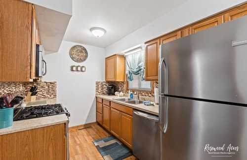 Bradley House | King Bed with fenced in backyard & Large 65" TV