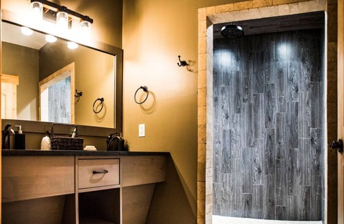 Maple Hill Hotel | King Cabin Room Kansa