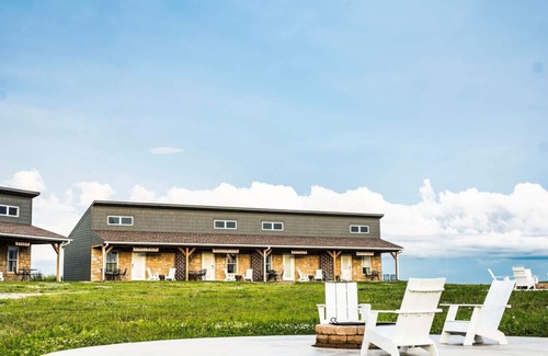 Maple Hill Hotel | King Cabin Room Meadowlark