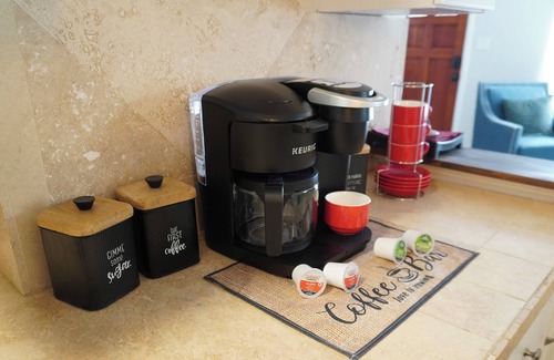 Ocala House | King, Close to Downtown and WEC, FirePit, BBQ, Netflix, Fenced Backyard, DogsOk